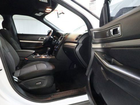 Used 2018 Ford Explorer XLT image 10