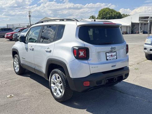 Used 2018 Jeep Renegade Latitude w/ Cold Weather Group AWD/4WD image 3