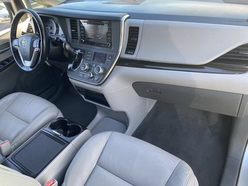 Used 2019 Toyota Sienna XLE FWD image 12