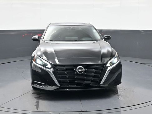 Used 2023 Nissan Altima 2.5 SV w/ SV Premium Package FWD image 2