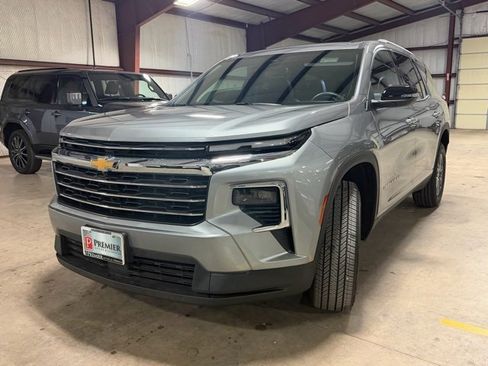 Used 2026 Chevrolet Traverse LT image 3