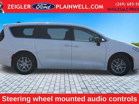 Used 2024 Chrysler Pacifica Touring-L FWD image 6