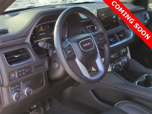 Used 2024 GMC Yukon SLT w/ SLT Luxury Package image 2