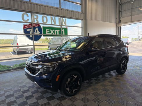 Used 2024 Kia Seltos EX AWD/4WD image 3