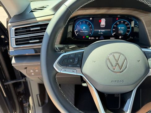 Used 2025 Volkswagen Atlas SE AWD/4WD image 13