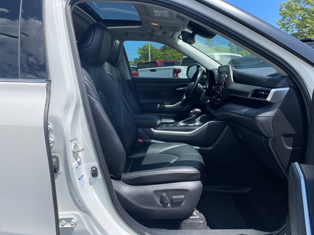 Used 2021 Toyota Highlander XLE AWD/4WD image 37