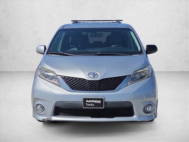 Used 2017 Toyota Sienna SE Premium FWD image 2