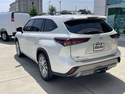 Used 2024 Toyota Highlander Platinum FWD image 9