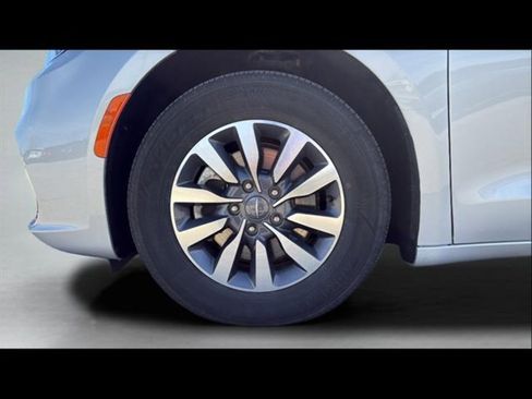 Used 2024 Chrysler Pacifica Select FWD image 45