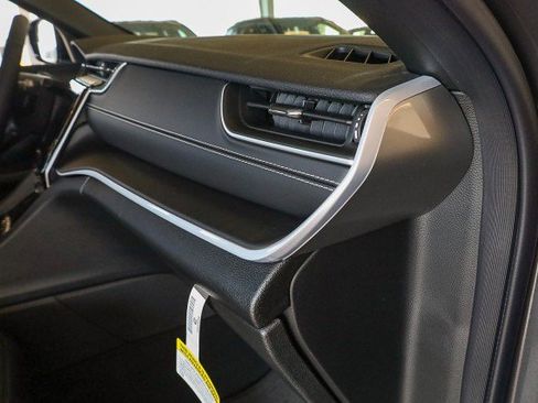 New 2025 Jeep Grand Cherokee L Laredo image 36