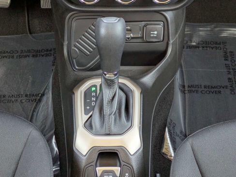 Used 2017 Jeep Renegade Latitude image 19