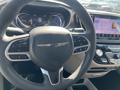 Used 2024 Chrysler Pacifica Limited FWD image 24
