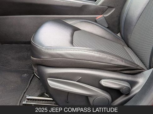 Used 2025 Jeep Compass Latitude AWD/4WD image 15