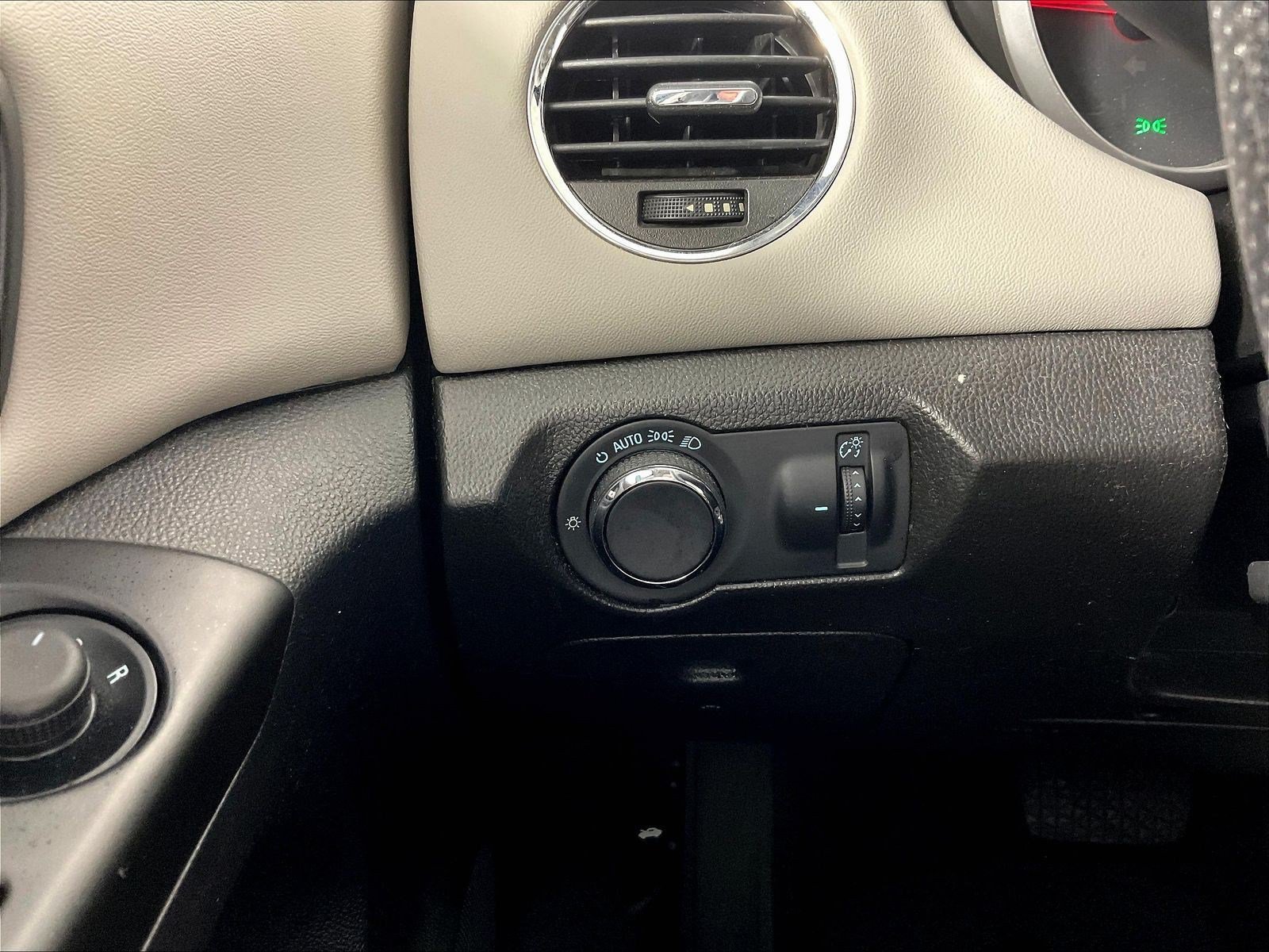 Used 2014 Chevrolet Cruze LS FWD image 14