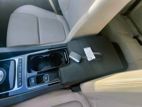 Used 2019 Jaguar F-PACE Premium image 22