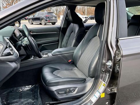 Used 2022 Toyota Camry SE w/ Cold Weather Package image 8