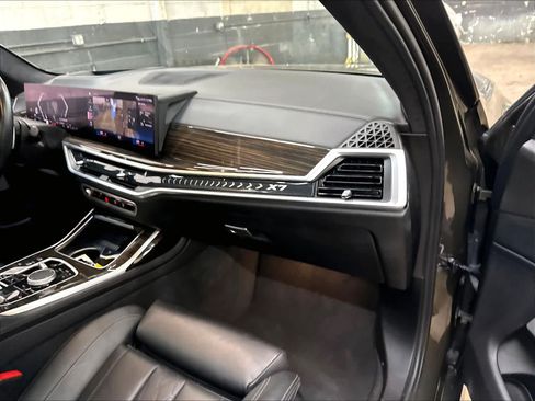 Used 2023 BMW X7 xDrive40i w/ Dynamic Handling Package AWD/4WD image 18