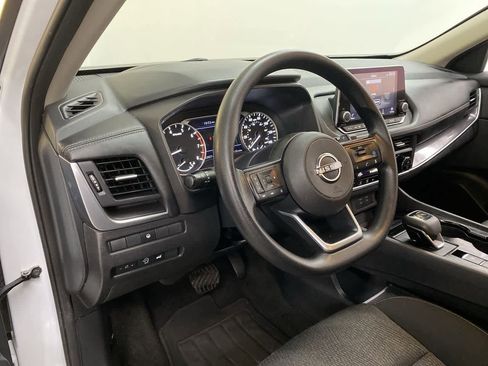 Used 2024 Nissan Rogue SV image 2