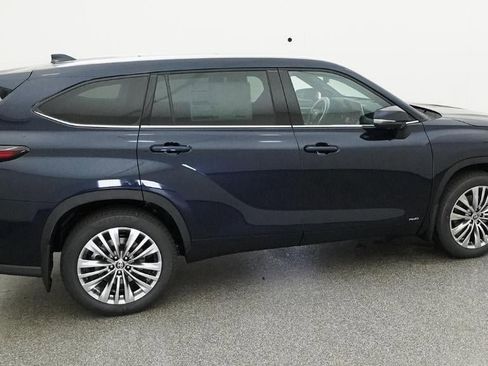 New 2026 Toyota Highlander Platinum image 10