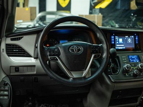 Used 2016 Toyota Sienna LE image 15