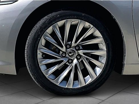 Used 2019 Lexus ES 350 Ultra Luxury w/ Accessory Package image 10