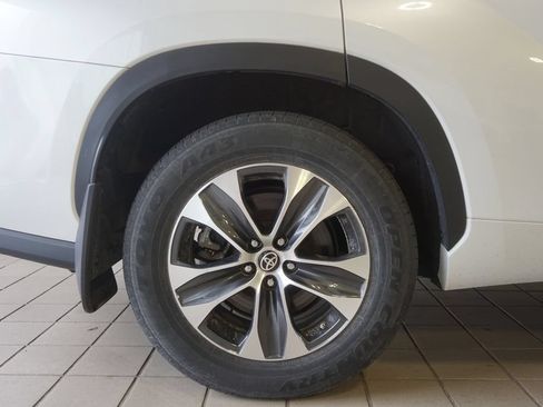 Used 2023 Toyota Highlander XLE AWD/4WD image 31