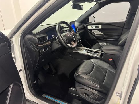 Used 2020 Ford Explorer Platinum w/ Premium Technology Package AWD/4WD image 16