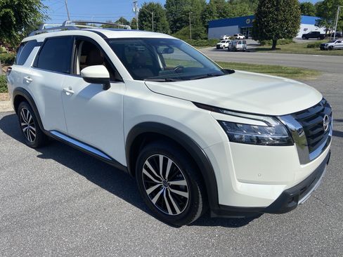 Used 2023 Nissan Pathfinder Platinum w/ Cargo Package AWD/4WD image 3