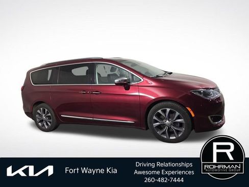 Used 2019 Chrysler Pacifica Limited w/ Tire & Wheel Group FWD image 5