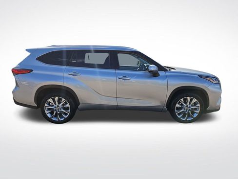 Used 2023 Toyota Highlander Limited FWD image 6
