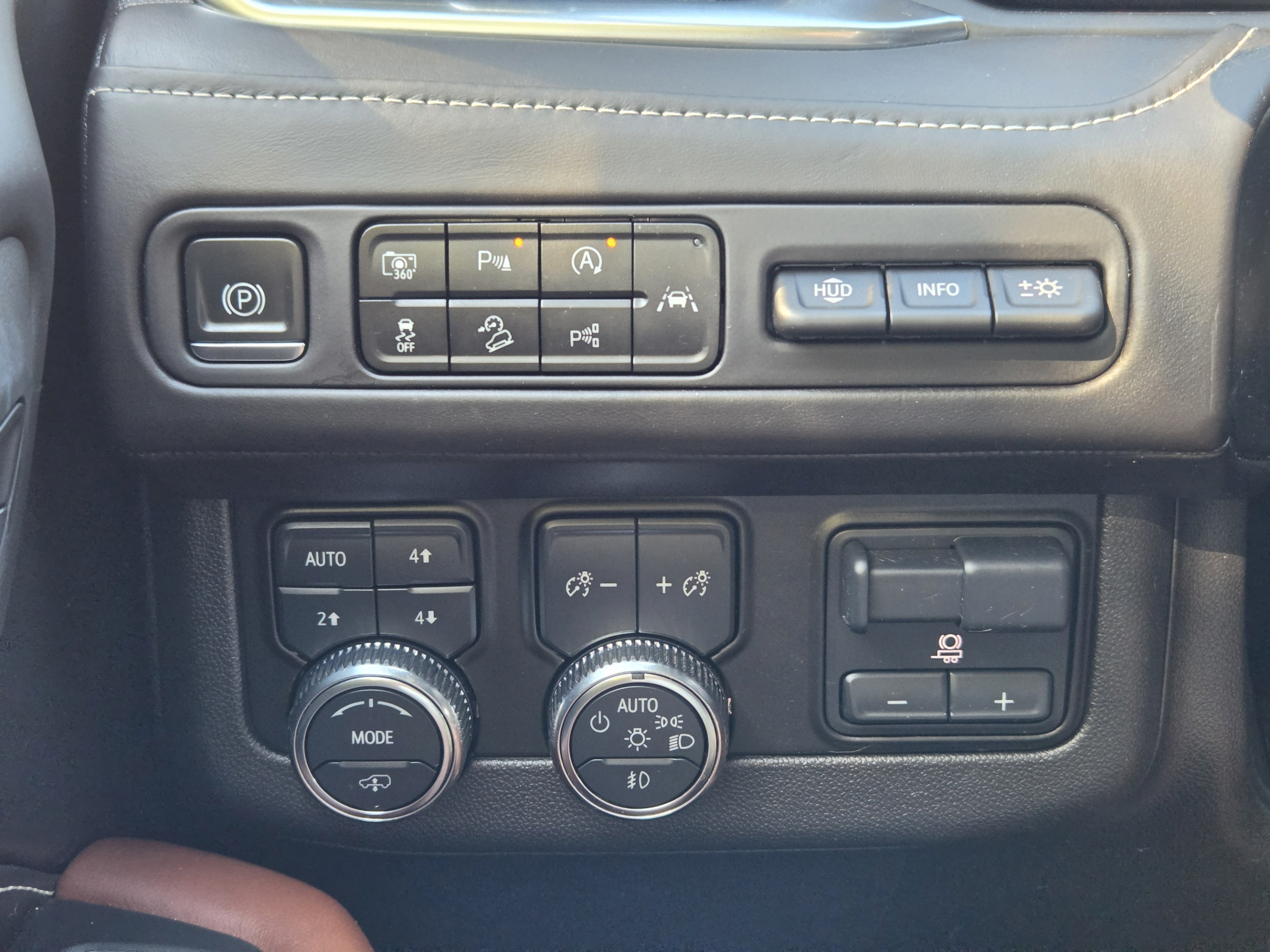 Used 2024 GMC Yukon XL Denali Ultimate AWD/4WD image 14