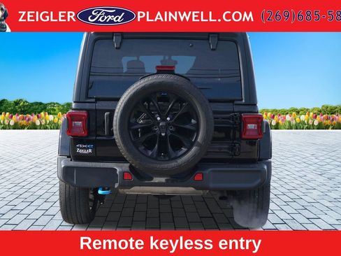 Used 2022 Jeep Wrangler Unlimited Sahara w/ Cold Weather Group AWD/4WD image 4