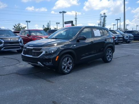 Used 2024 Kia Seltos LX AWD/4WD image 2