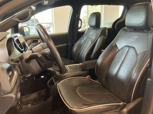 Used 2020 Chrysler Pacifica Limited w/ S Appearance Package FWD image 12