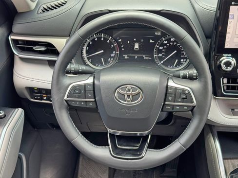 Used 2020 Toyota Highlander Limited FWD image 20