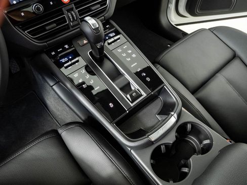 New 2026 Porsche Macan AWD/4WD image 18