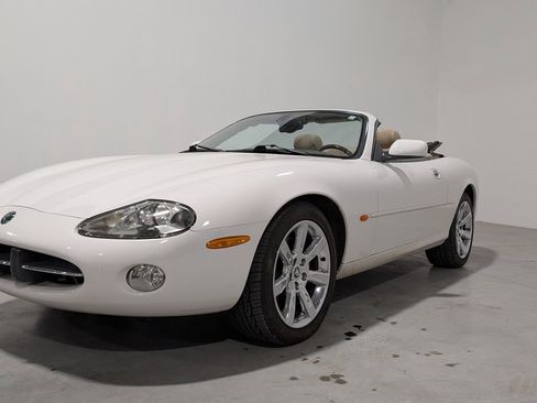 Used 2003 Jaguar XK8 Convertible image 3