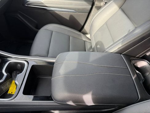 Used 2025 Chevrolet Traverse LT image 14