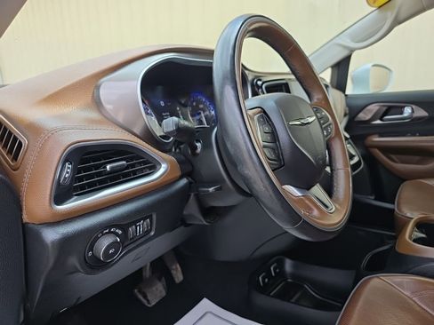 Used 2017 Chrysler Pacifica Limited FWD image 17