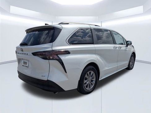 Used 2025 Toyota Sienna XLE w/ XLE Plus Package FWD image 4