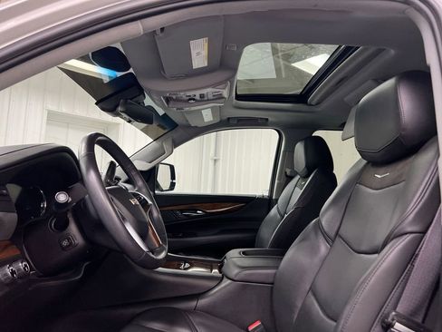 Used 2017 Cadillac Escalade ESV Luxury image 19
