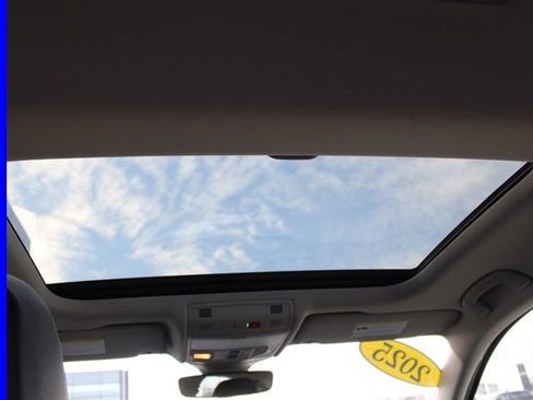 Used 2025 Volkswagen Jetta SE w/ Sunroof Package image 24