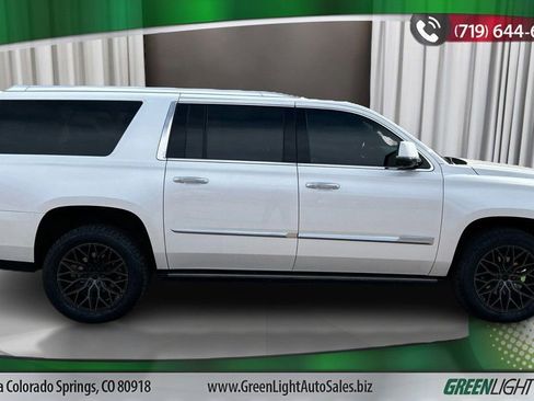 Used 2020 Cadillac Escalade ESV Premium Luxury image 6