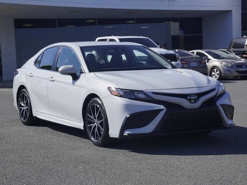Used 2024 Toyota Camry SE FWD image 2