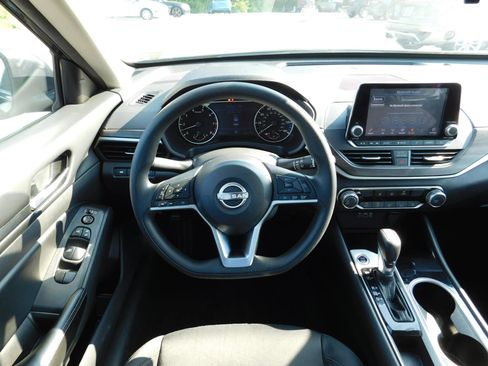 Used 2024 Nissan Altima 2.5 SV FWD image 10