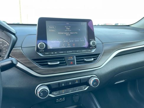 Used 2025 Nissan Altima 2.5 SV image 17