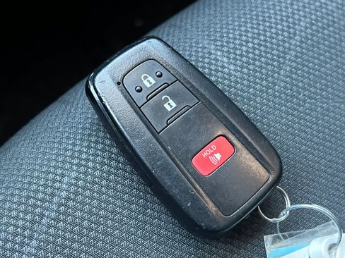 Used 2025 Toyota RAV4 XLE FWD image 29