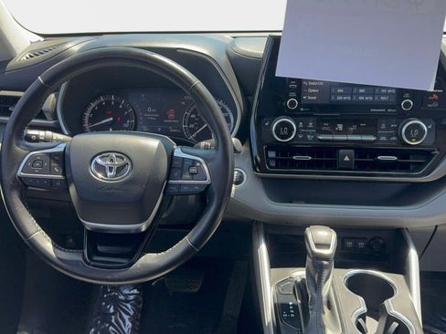 Used 2021 Toyota Highlander XLE AWD/4WD image 11