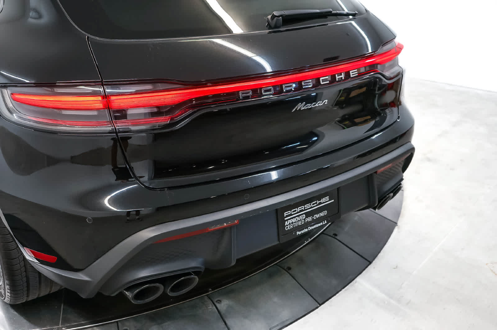 Certified 2024 Porsche Macan AWD/4WD image 12