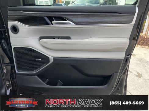 Used 2023 Jeep Wagoneer L Series II w/ Premium Group I image 31